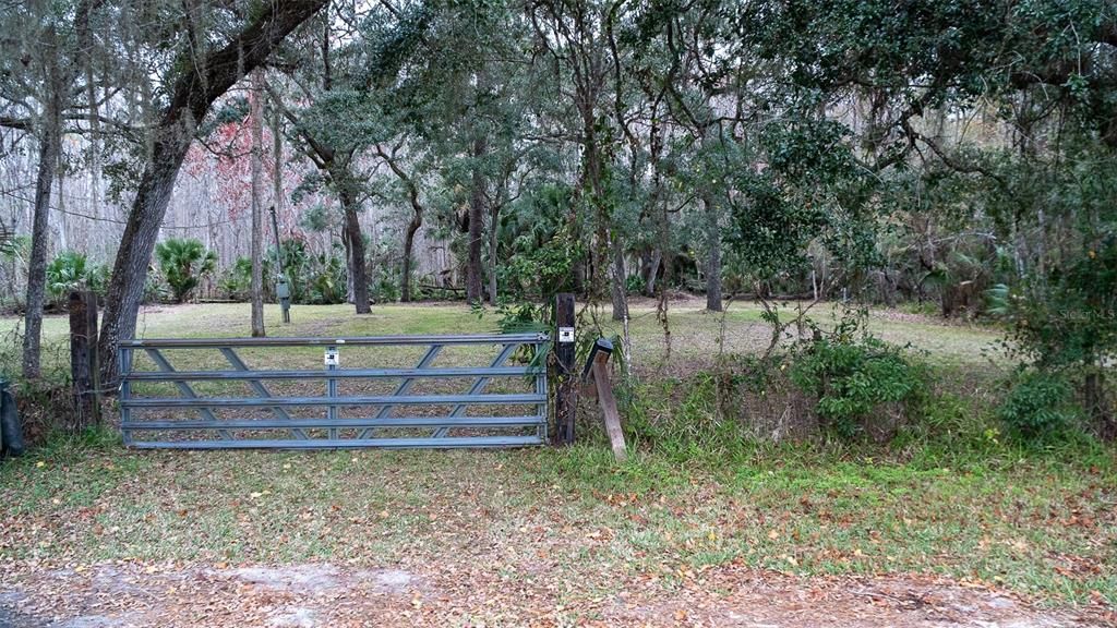 待售: $295,000 (3.25 acres)
