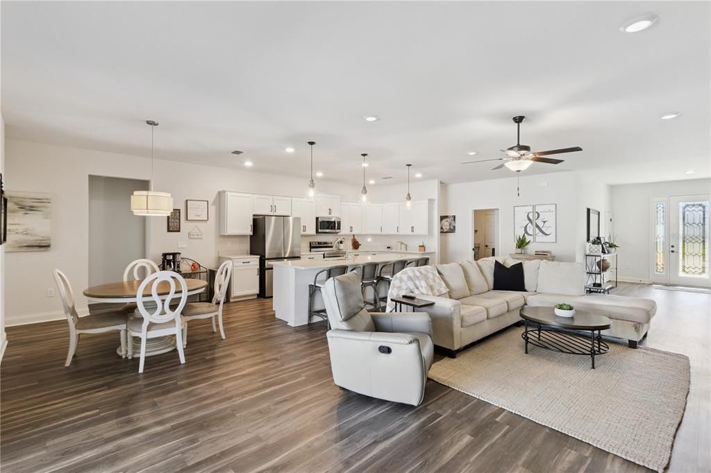 En Venta: $664,900 (4 camas, 3 baños, 2460 Pies cuadrados)