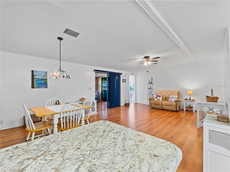 En Venta: $189,900 (2 camas, 2 baños, 1360 Pies cuadrados)