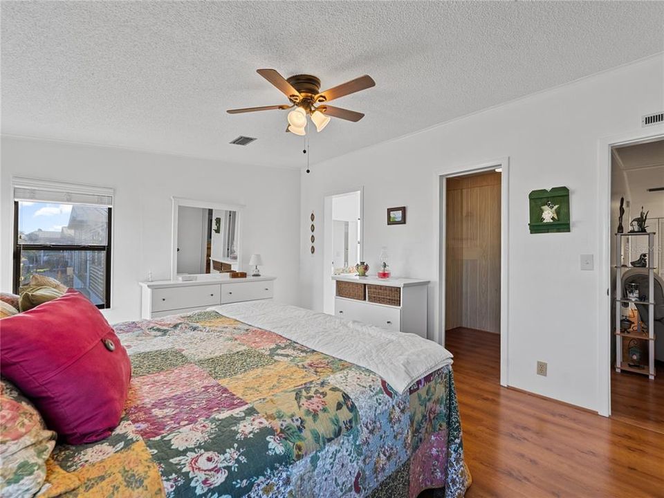 En Venta: $189,900 (2 camas, 2 baños, 1360 Pies cuadrados)