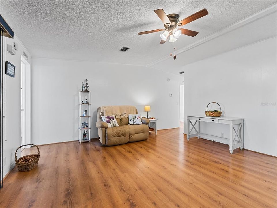 En Venta: $189,900 (2 camas, 2 baños, 1360 Pies cuadrados)