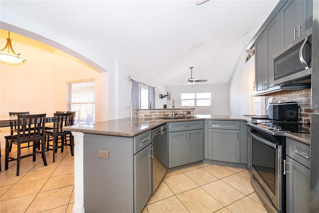 На продажу: $339,999 (3 спален, 2 ванн, 1428 Квадратных фут)