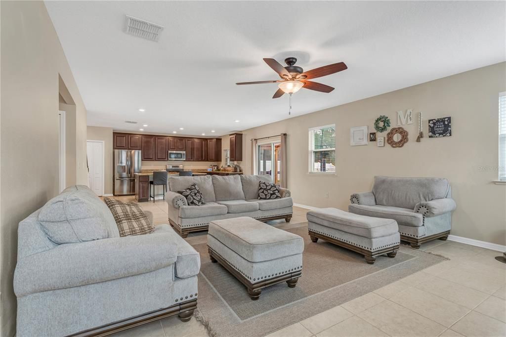 Activo con contrato: $479,000 (3 camas, 2 baños, 2727 Pies cuadrados)
