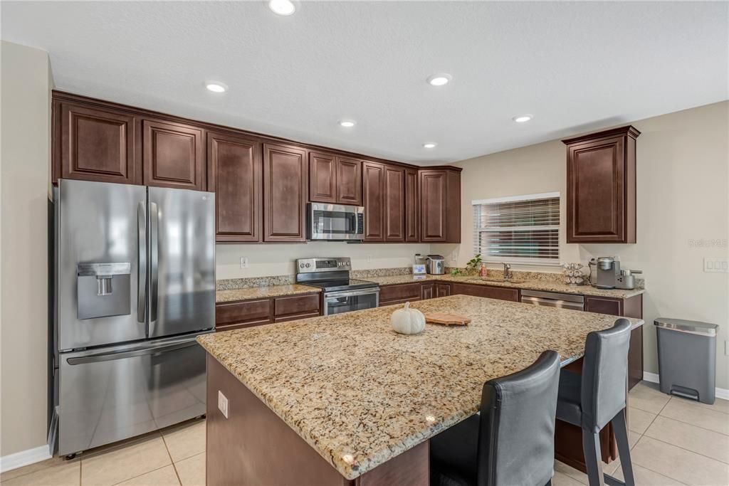 Activo con contrato: $479,000 (3 camas, 2 baños, 2727 Pies cuadrados)