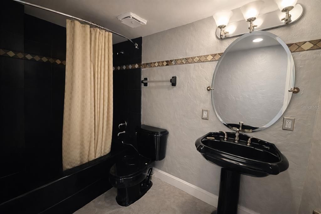 На продажу: $299,000 (2 спален, 2 ванн, 1304 Квадратных фут)