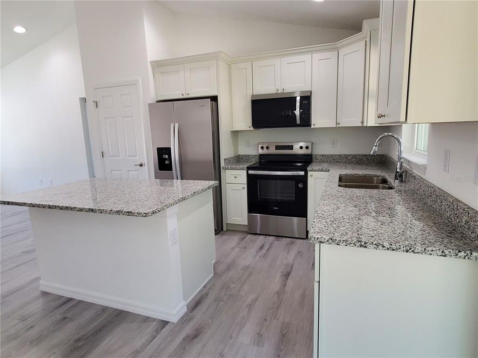 Под контрактом: $249,900 (3 спален, 2 ванн, 1313 Квадратных фут)