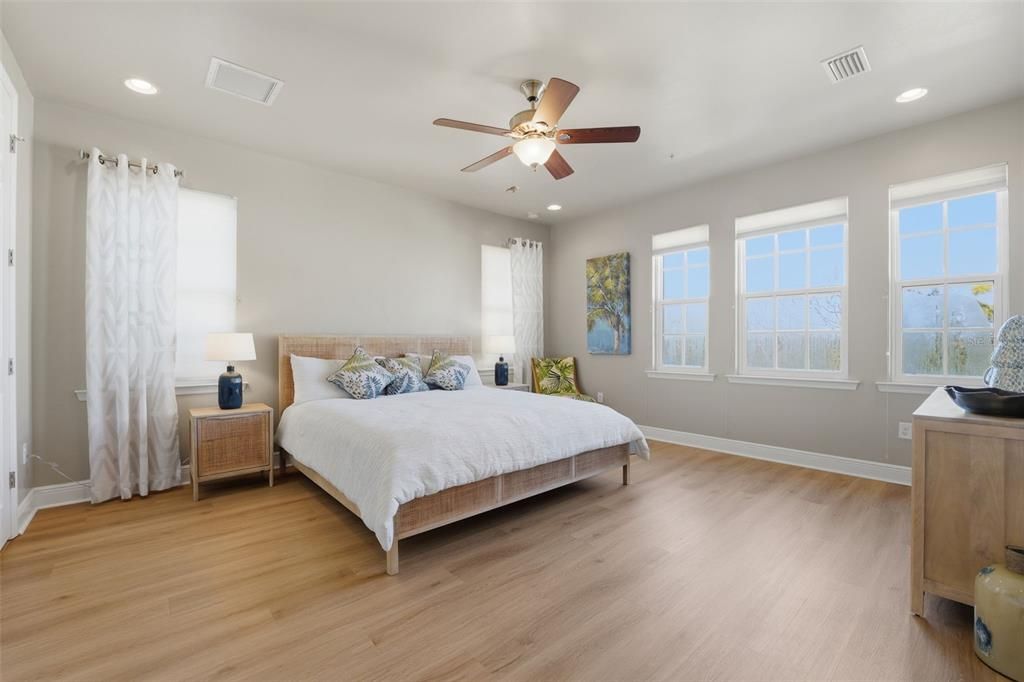 For Sale: $519,000 (3 beds, 3 baths, 2294 Square Feet)