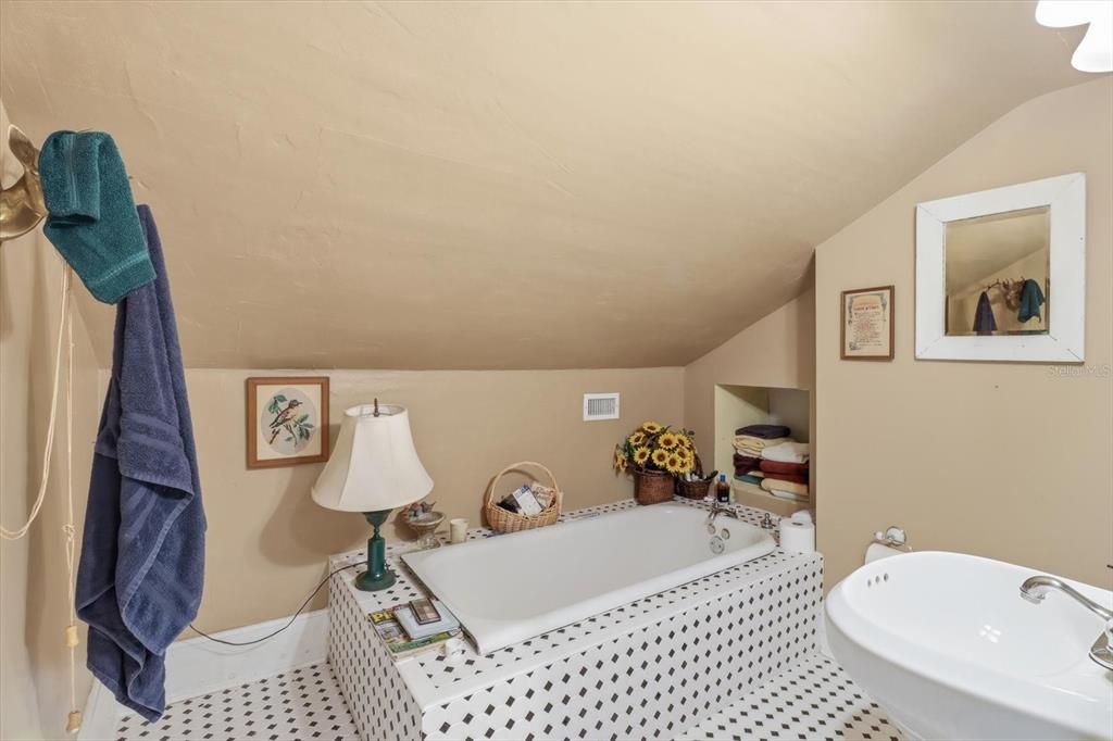 Active With Contract: $300,000 (4 beds, 3 baths, 2991 Square Feet)