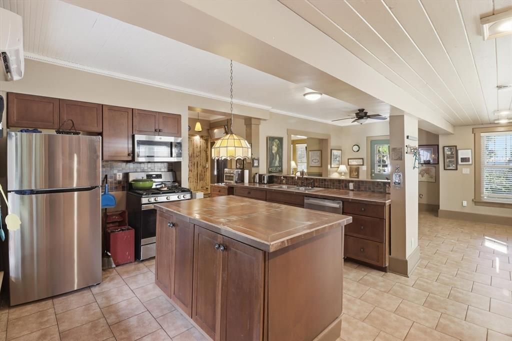 Active With Contract: $300,000 (4 beds, 3 baths, 2991 Square Feet)