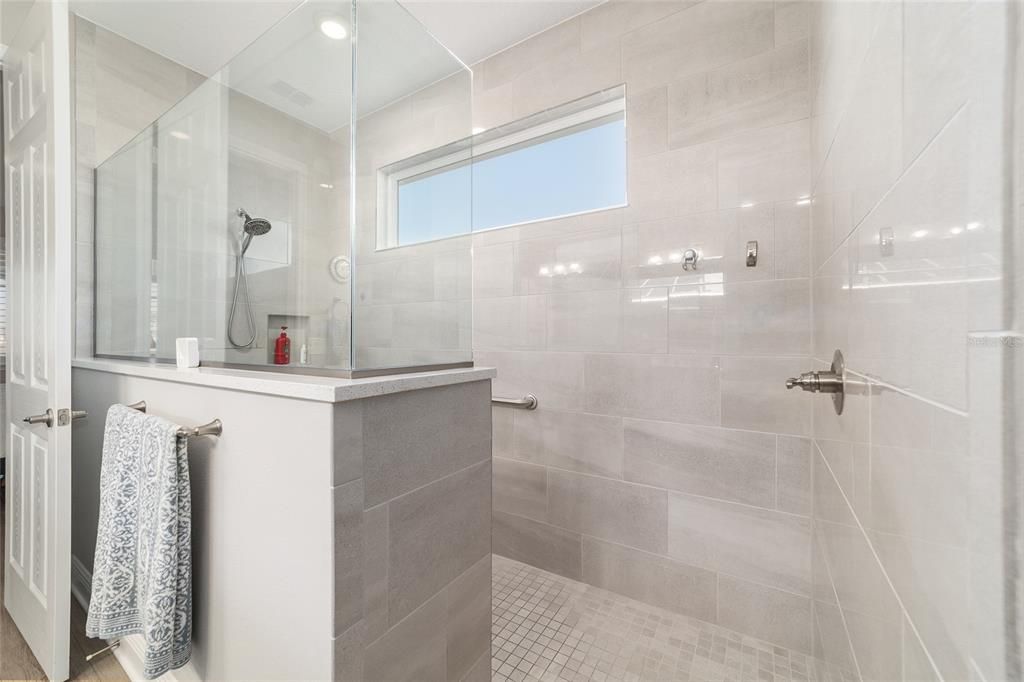 En Venta: $799,000 (3 camas, 3 baños, 2373 Pies cuadrados)