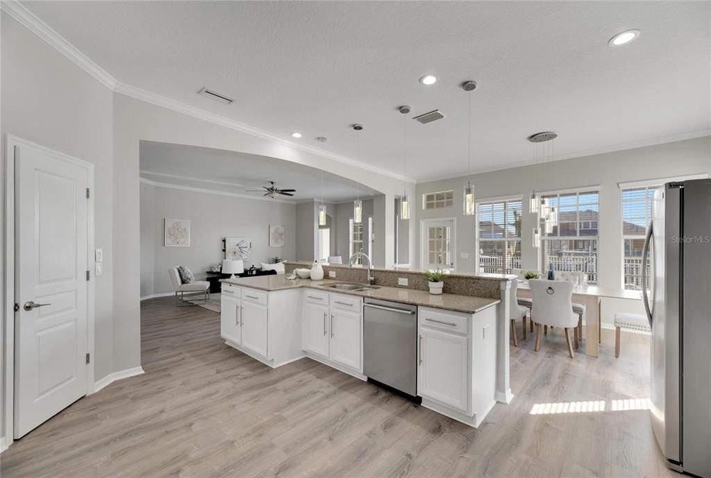 Activo con contrato: $899,000 (5 camas, 4 baños, 3304 Pies cuadrados)