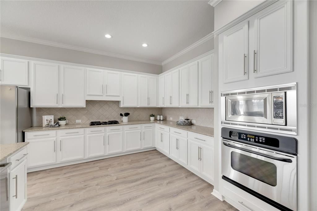 Activo con contrato: $899,000 (5 camas, 4 baños, 3304 Pies cuadrados)