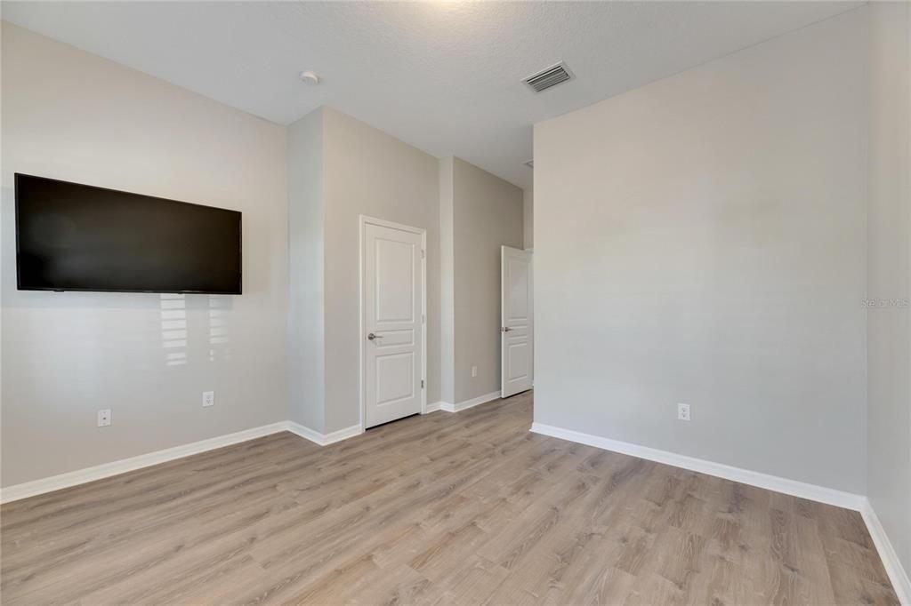 Activo con contrato: $899,000 (5 camas, 4 baños, 3304 Pies cuadrados)