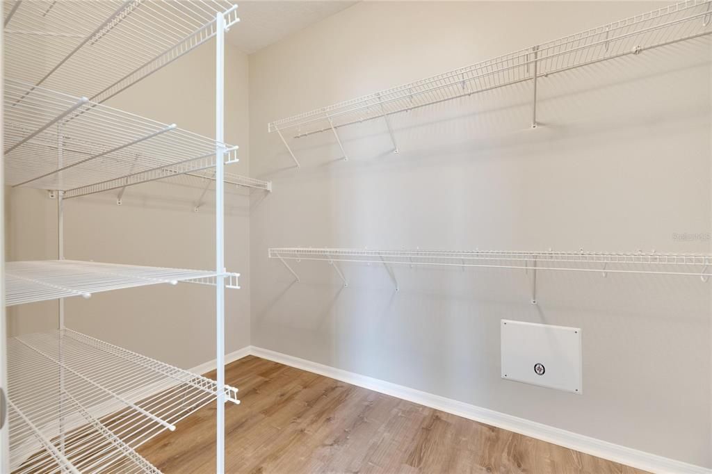 Activo con contrato: $899,000 (5 camas, 4 baños, 3304 Pies cuadrados)