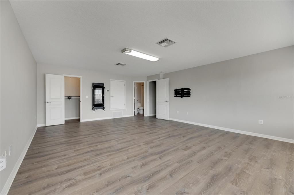 Activo con contrato: $899,000 (5 camas, 4 baños, 3304 Pies cuadrados)