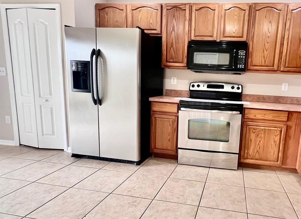 Active With Contract: $1,800 (2 beds, 2 baths, 1255 Square Feet)