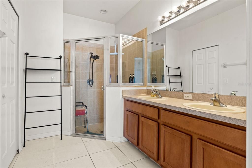 Activo con contrato: $290,000 (4 camas, 2 baños, 1861 Pies cuadrados)