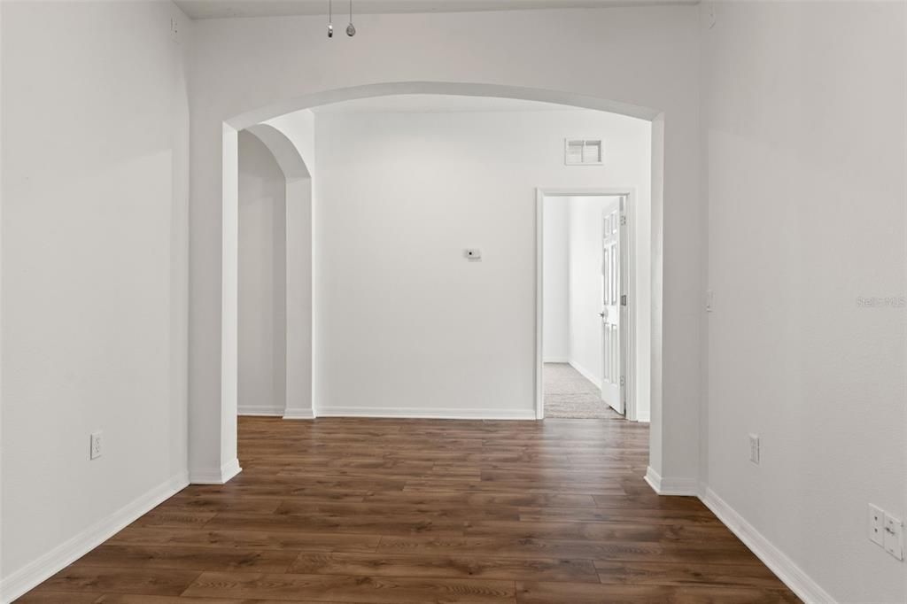 Activo con contrato: $290,000 (4 camas, 2 baños, 1861 Pies cuadrados)