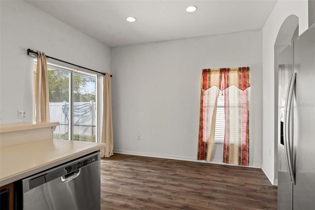 Activo con contrato: $290,000 (4 camas, 2 baños, 1861 Pies cuadrados)