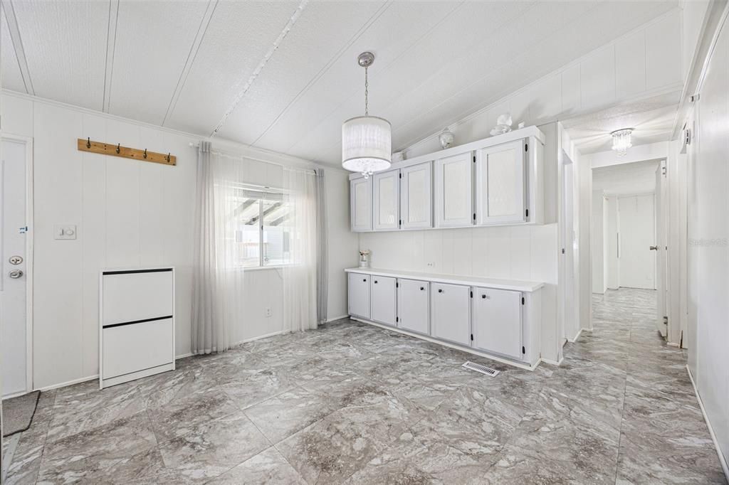 На продажу: $205,000 (2 спален, 2 ванн, 1144 Квадратных фут)