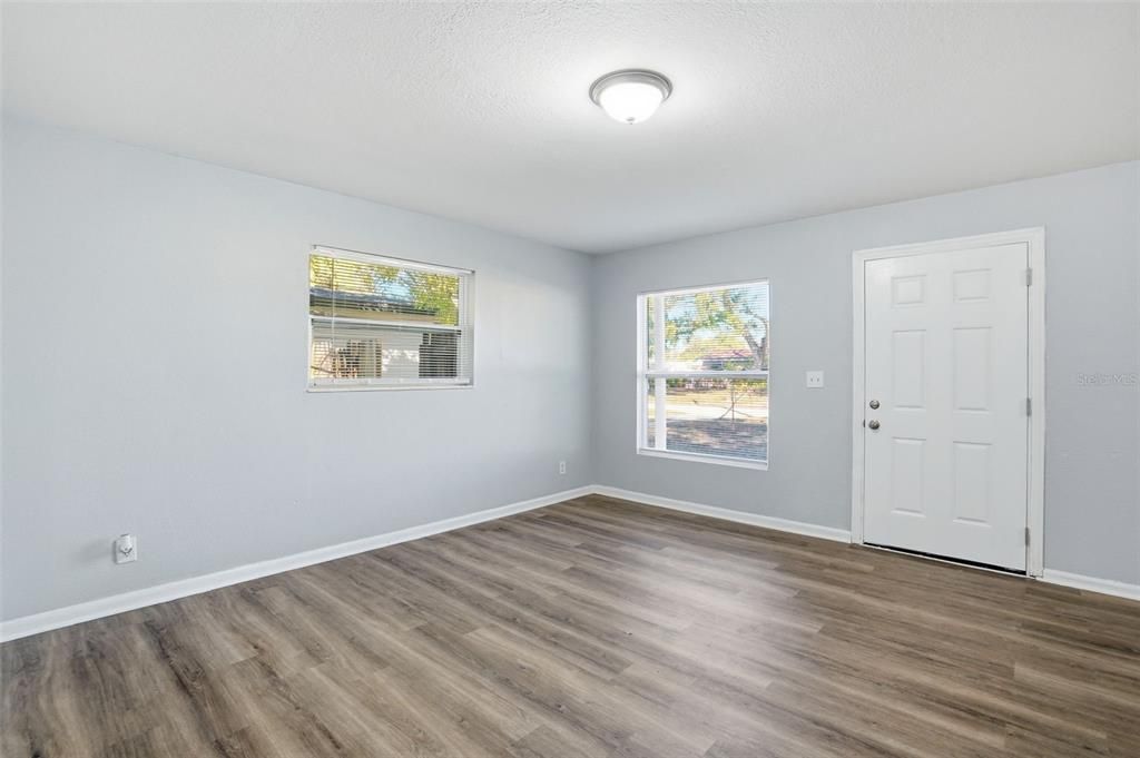 Active With Contract: $284,900 (3 beds, 2 baths, 968 Square Feet)