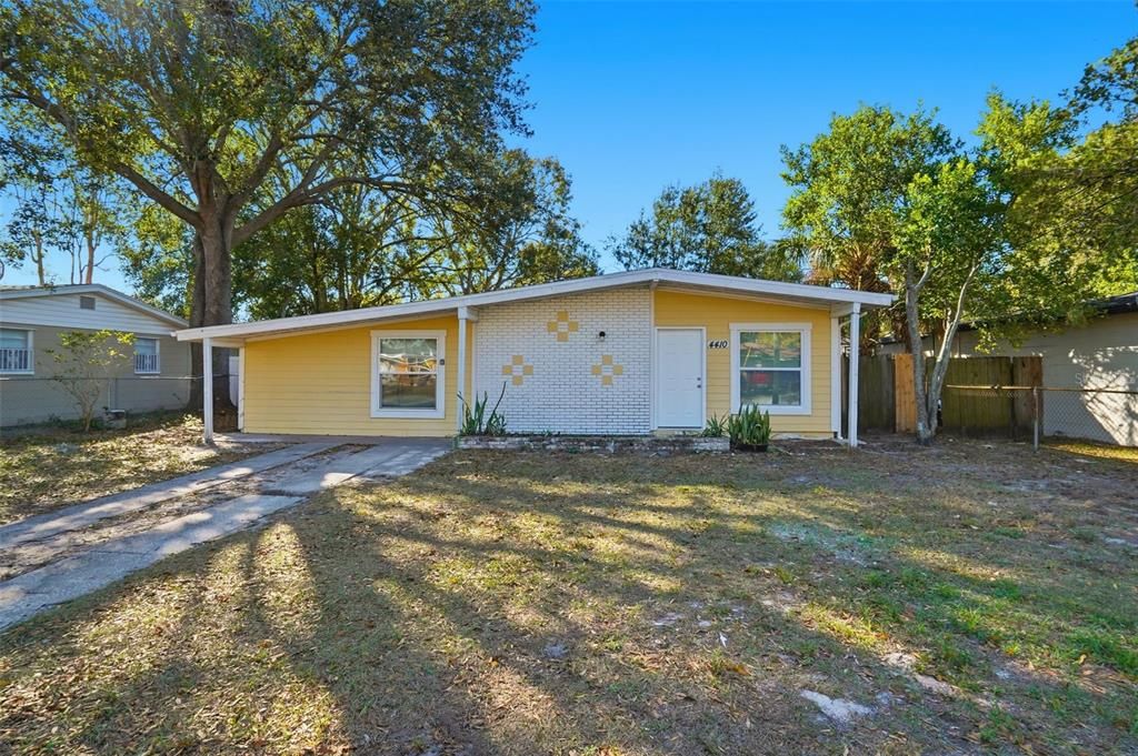 Active With Contract: $284,900 (3 beds, 2 baths, 968 Square Feet)
