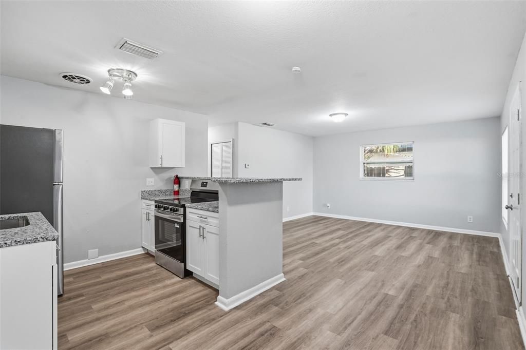 Active With Contract: $284,900 (3 beds, 2 baths, 968 Square Feet)