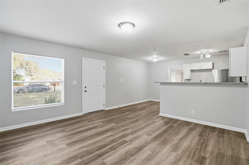 Active With Contract: $284,900 (3 beds, 2 baths, 968 Square Feet)