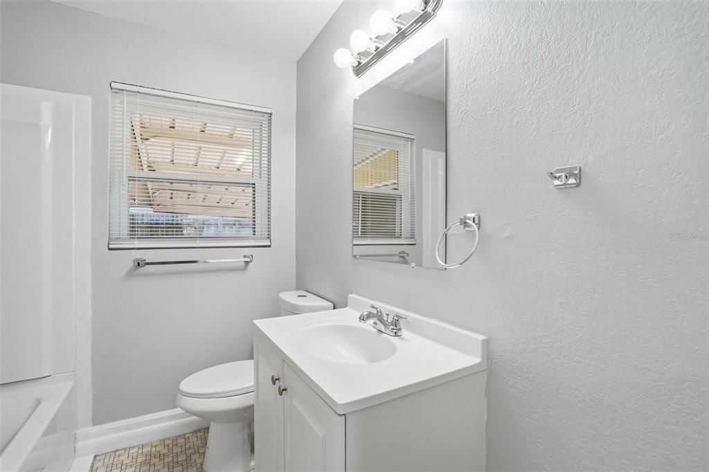 Active With Contract: $284,900 (3 beds, 2 baths, 968 Square Feet)