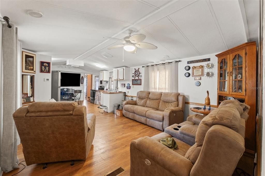 For Sale: $175,000 (2 beds, 2 baths, 840 Square Feet)