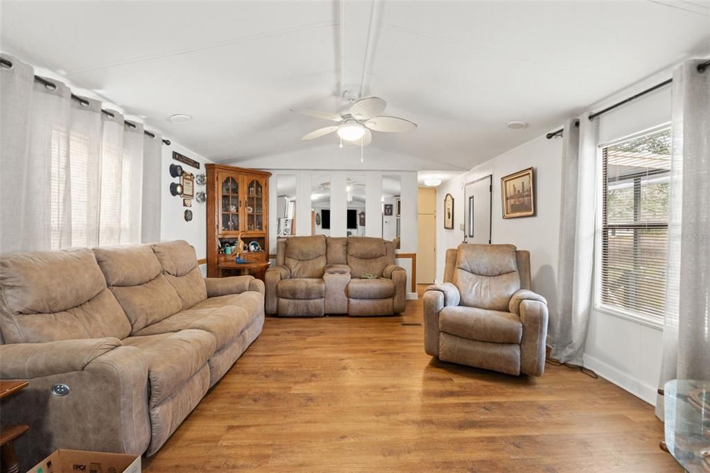 For Sale: $175,000 (2 beds, 2 baths, 840 Square Feet)