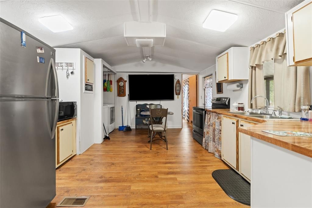 For Sale: $175,000 (2 beds, 2 baths, 840 Square Feet)