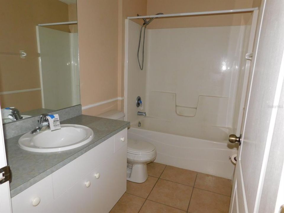 Activo con contrato: $205,000 (3 camas, 2 baños, 1272 Pies cuadrados)