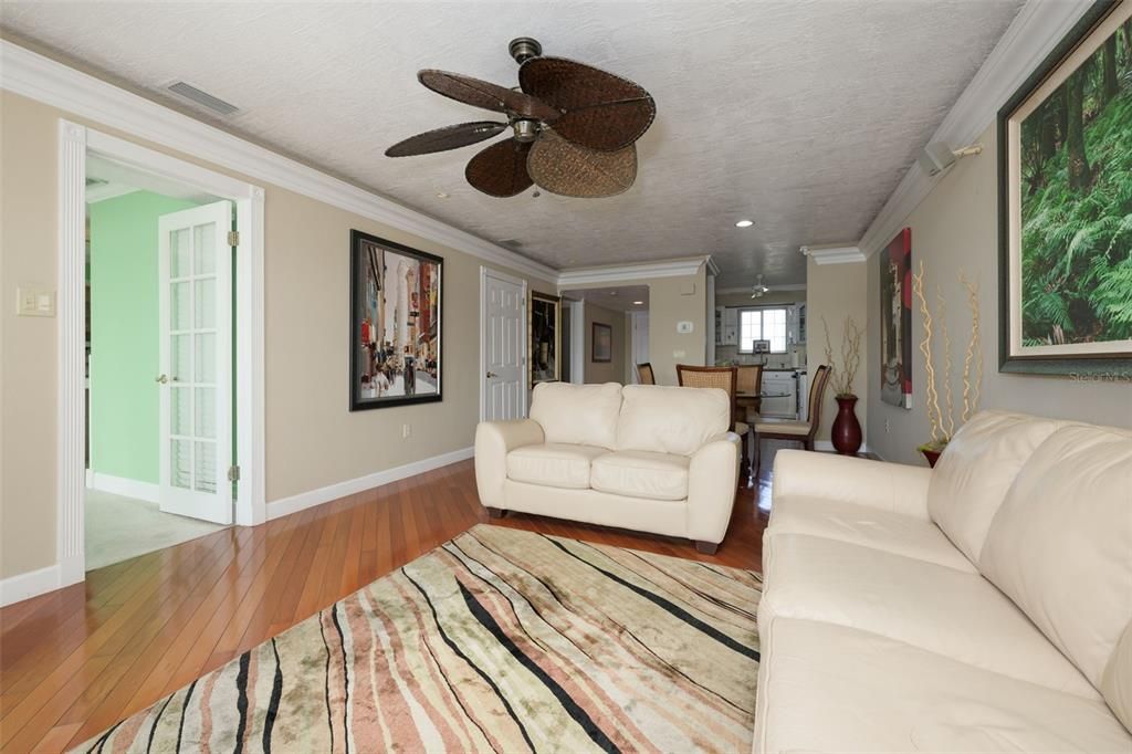 For Sale: $249,000 (2 beds, 2 baths, 1140 Square Feet)