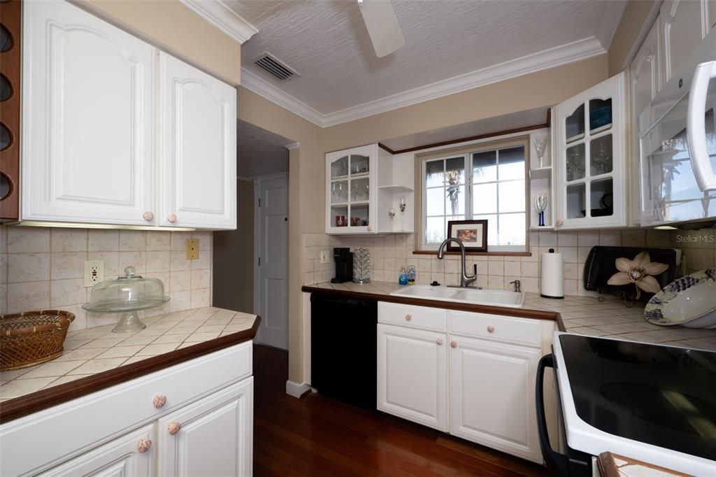 For Sale: $249,000 (2 beds, 2 baths, 1140 Square Feet)