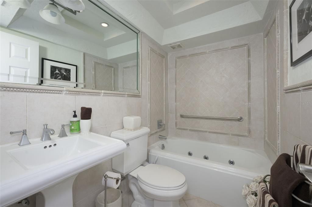 For Sale: $249,000 (2 beds, 2 baths, 1140 Square Feet)