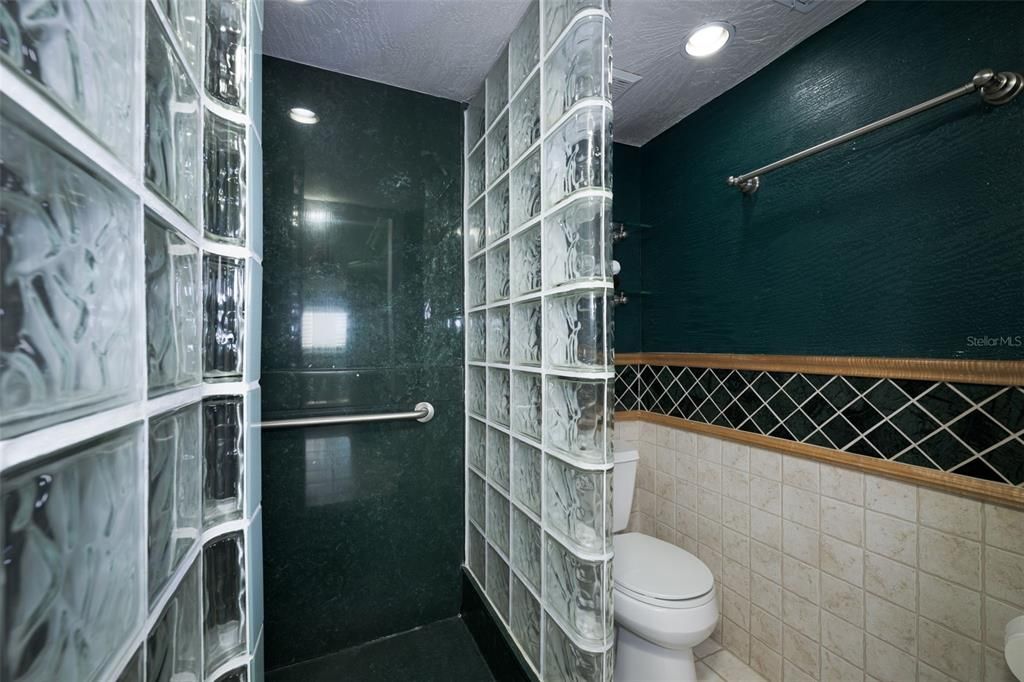 For Sale: $249,000 (2 beds, 2 baths, 1140 Square Feet)