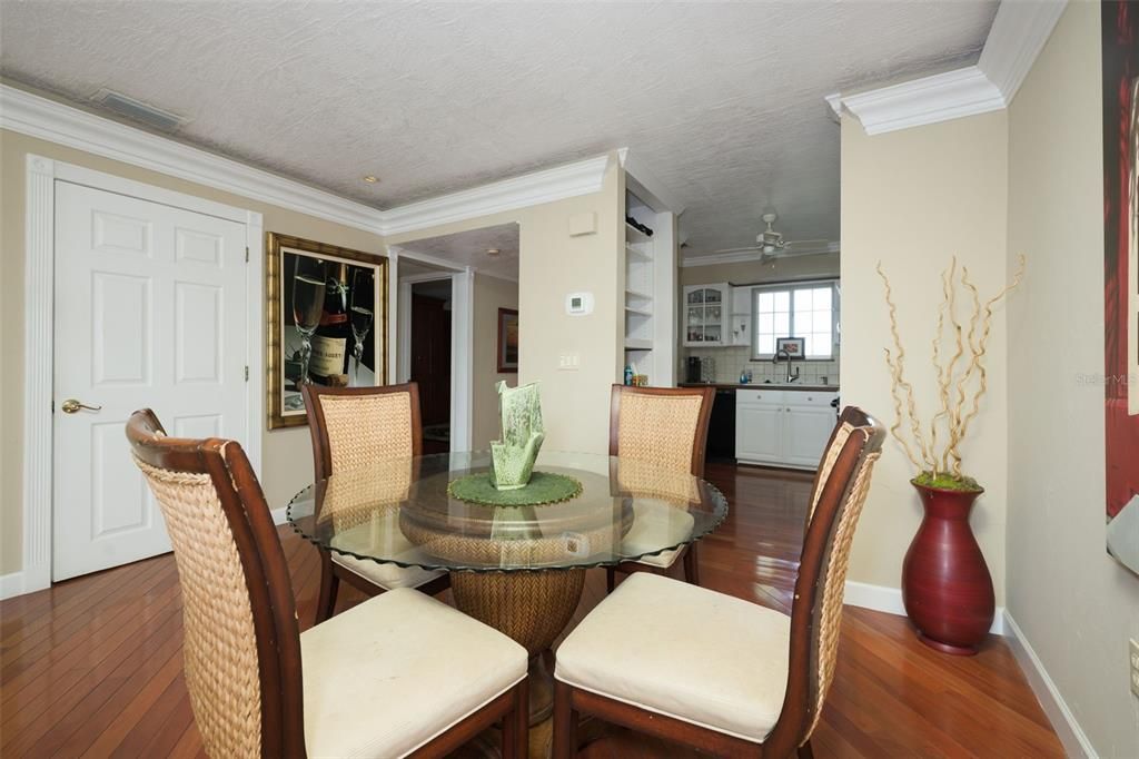For Sale: $249,000 (2 beds, 2 baths, 1140 Square Feet)