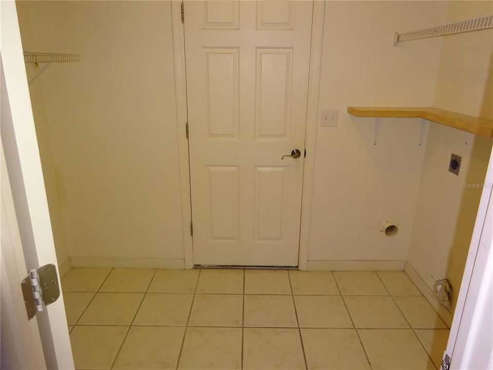 Activo con contrato: $2,250 (4 camas, 2 baños, 1889 Pies cuadrados)
