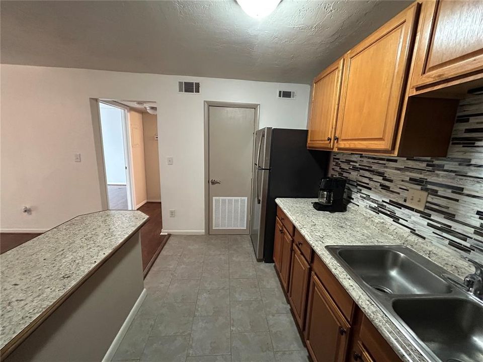 出租: $1,100 (1 贝兹, 1 浴室, 576 平方英尺)