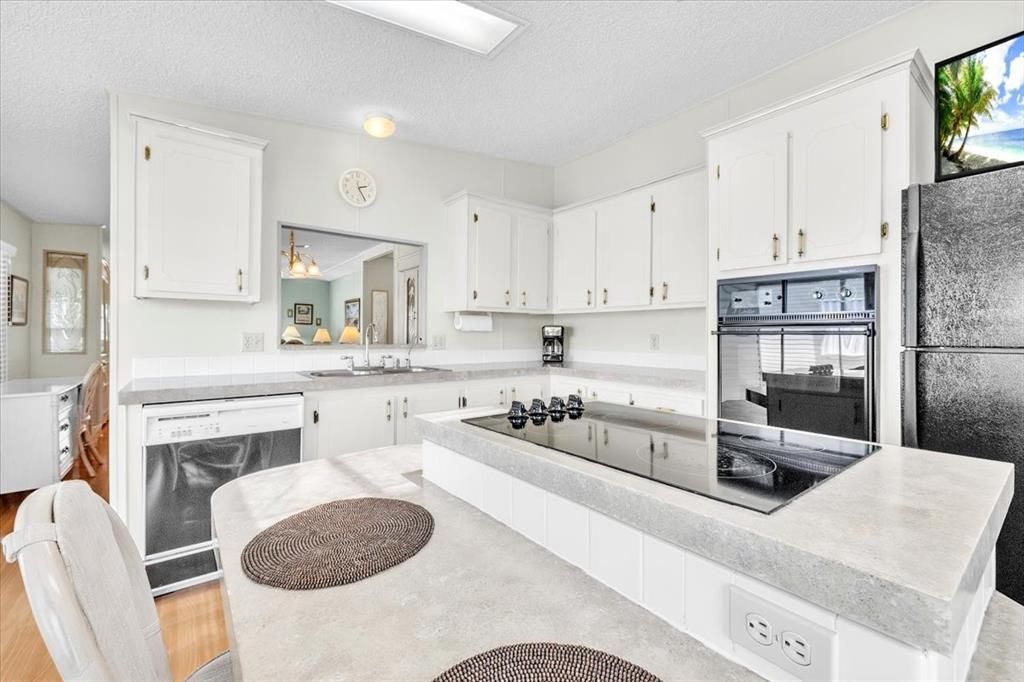 For Sale: $165,000 (2 beds, 2 baths, 1316 Square Feet)