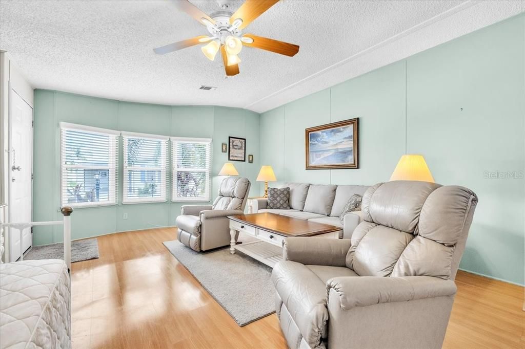 For Sale: $165,000 (2 beds, 2 baths, 1316 Square Feet)