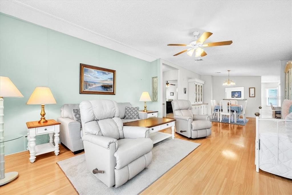 For Sale: $165,000 (2 beds, 2 baths, 1316 Square Feet)