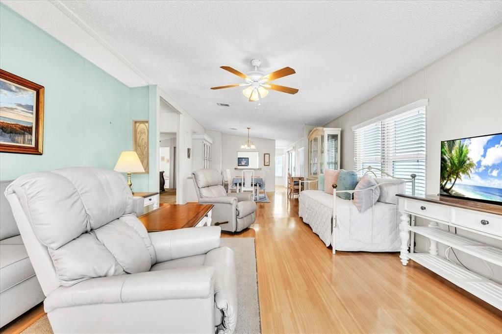 For Sale: $165,000 (2 beds, 2 baths, 1316 Square Feet)