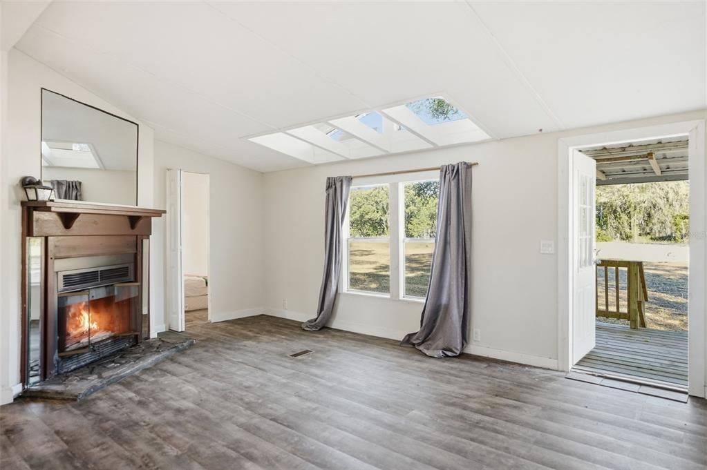 For Sale: $286,900 (3 beds, 2 baths, 1500 Square Feet)