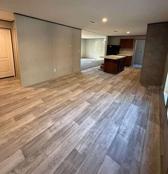 合同活跃: $235,000 (4 贝兹, 2 浴室, 1456 平方英尺)