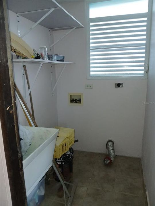 На продажу: $370,000 (4 спален, 2 ванн, 1700 Квадратных фут)