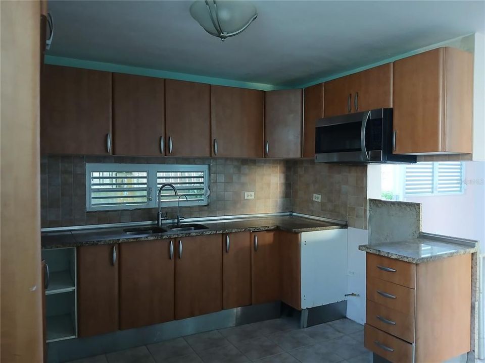 На продажу: $370,000 (4 спален, 2 ванн, 1700 Квадратных фут)