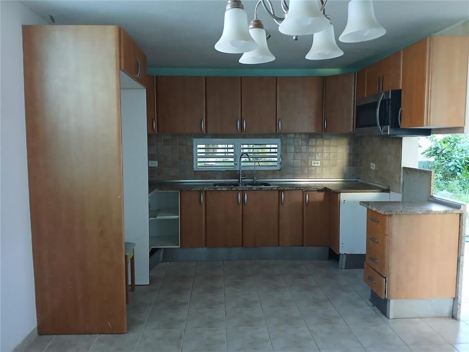 На продажу: $370,000 (4 спален, 2 ванн, 1700 Квадратных фут)