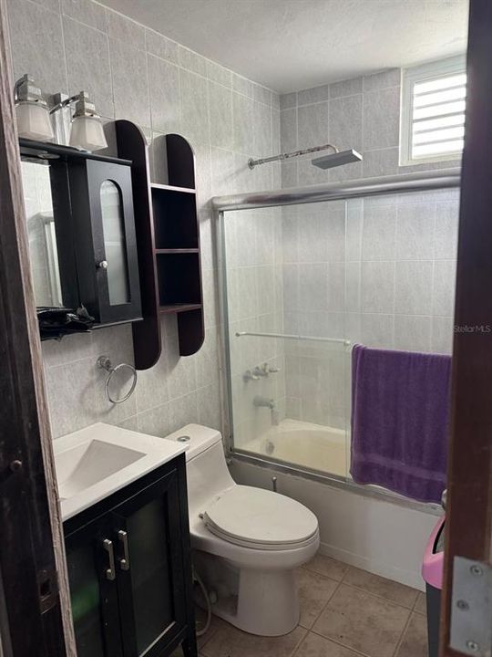 На продажу: $370,000 (4 спален, 2 ванн, 1700 Квадратных фут)